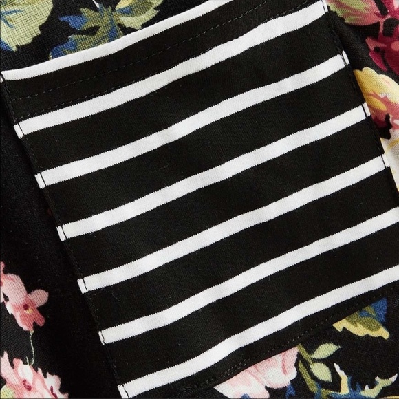 NEW! ❗️LAST 1❗️SHORT SLEEVE TOP WITH FLORAL PRINT - Picture 3 of 5